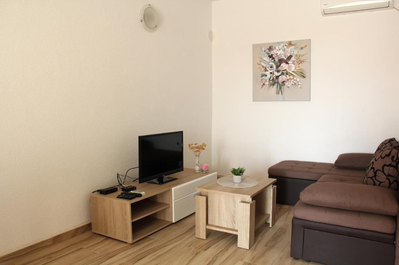 Apartmani Ljubo Примоштен Экстерьер фото