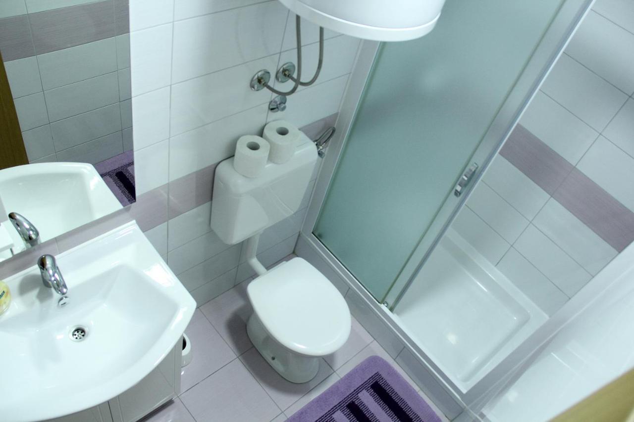 Apartmani Ljubo Примоштен Экстерьер фото