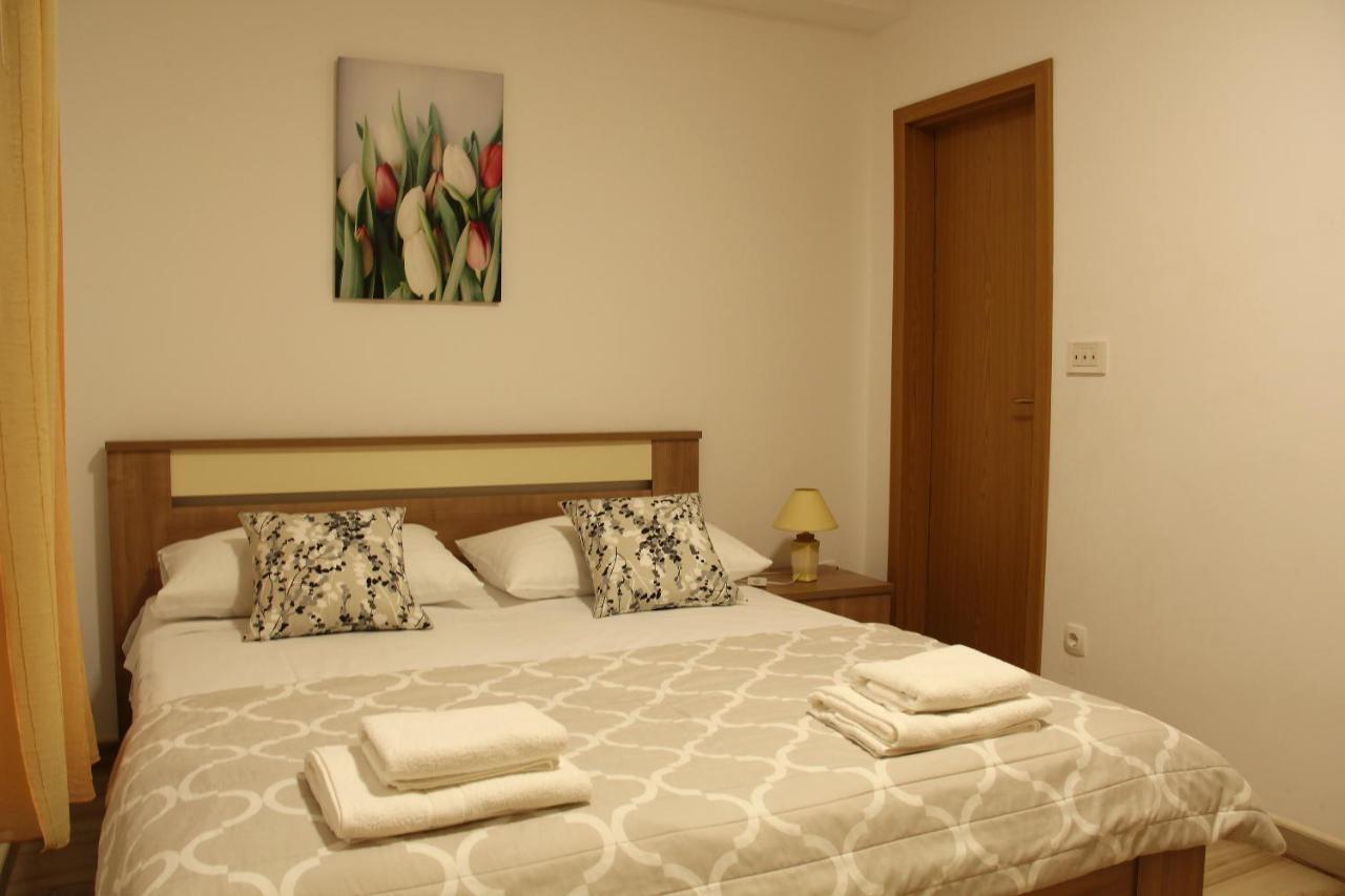 Apartmani Ljubo Примоштен Экстерьер фото