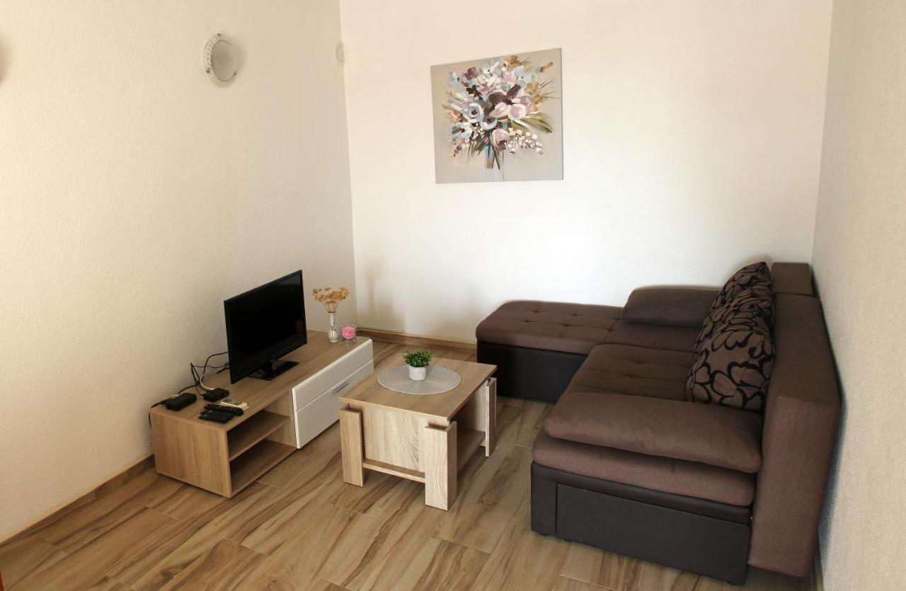 Apartmani Ljubo Примоштен Экстерьер фото