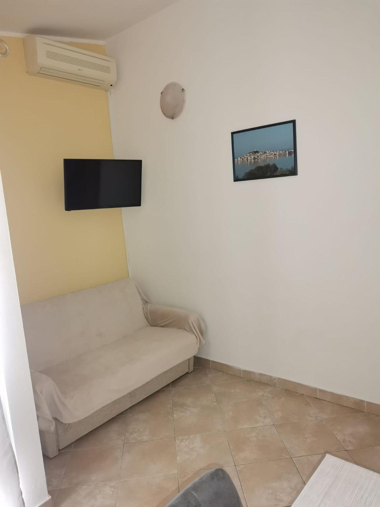 Apartmani Ljubo Примоштен Экстерьер фото
