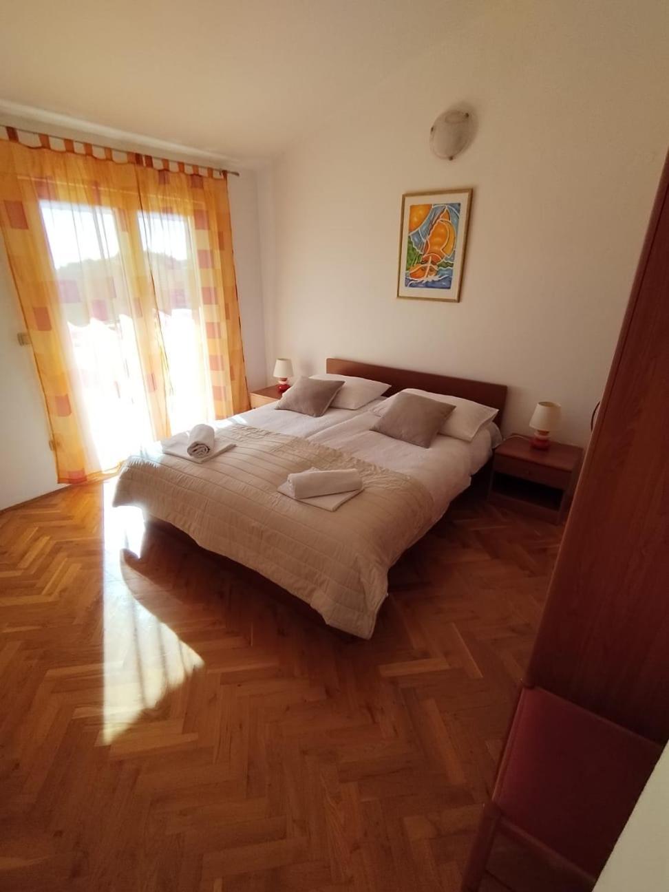 Apartmani Ljubo Примоштен Экстерьер фото