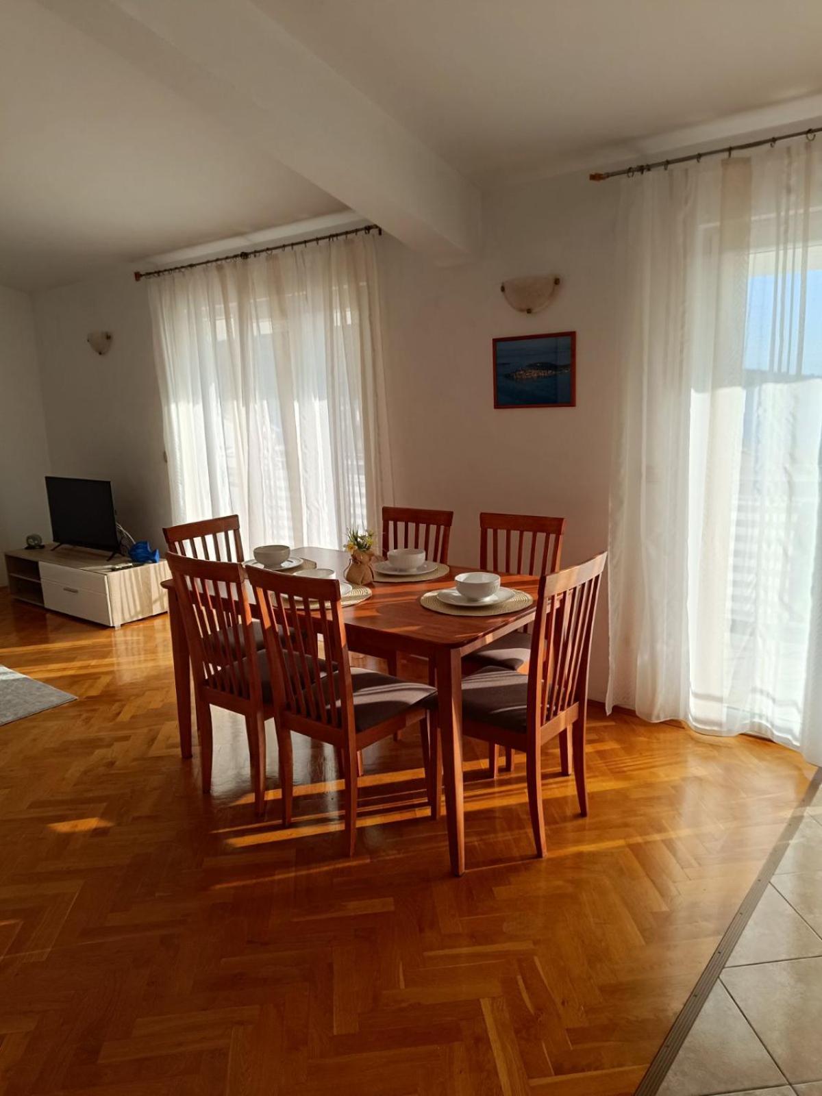 Apartmani Ljubo Примоштен Экстерьер фото
