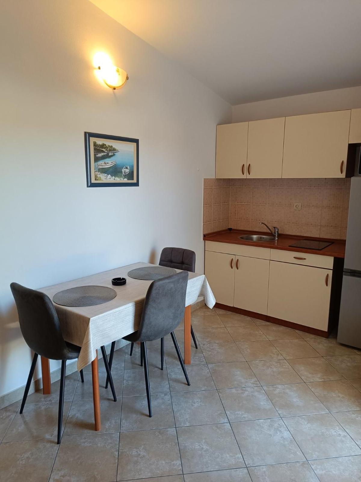 Apartmani Ljubo Примоштен Экстерьер фото