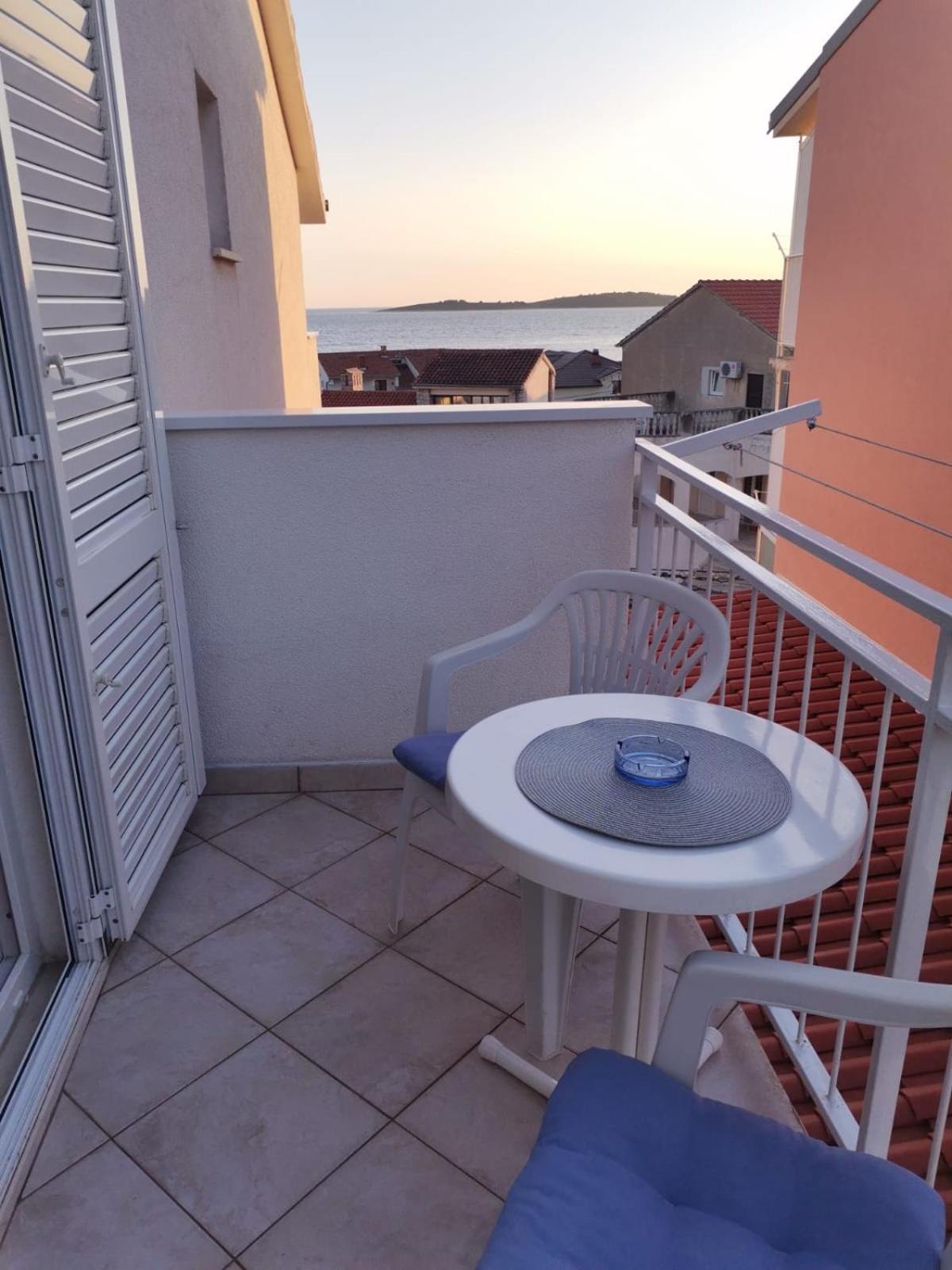 Apartmani Ljubo Примоштен Экстерьер фото