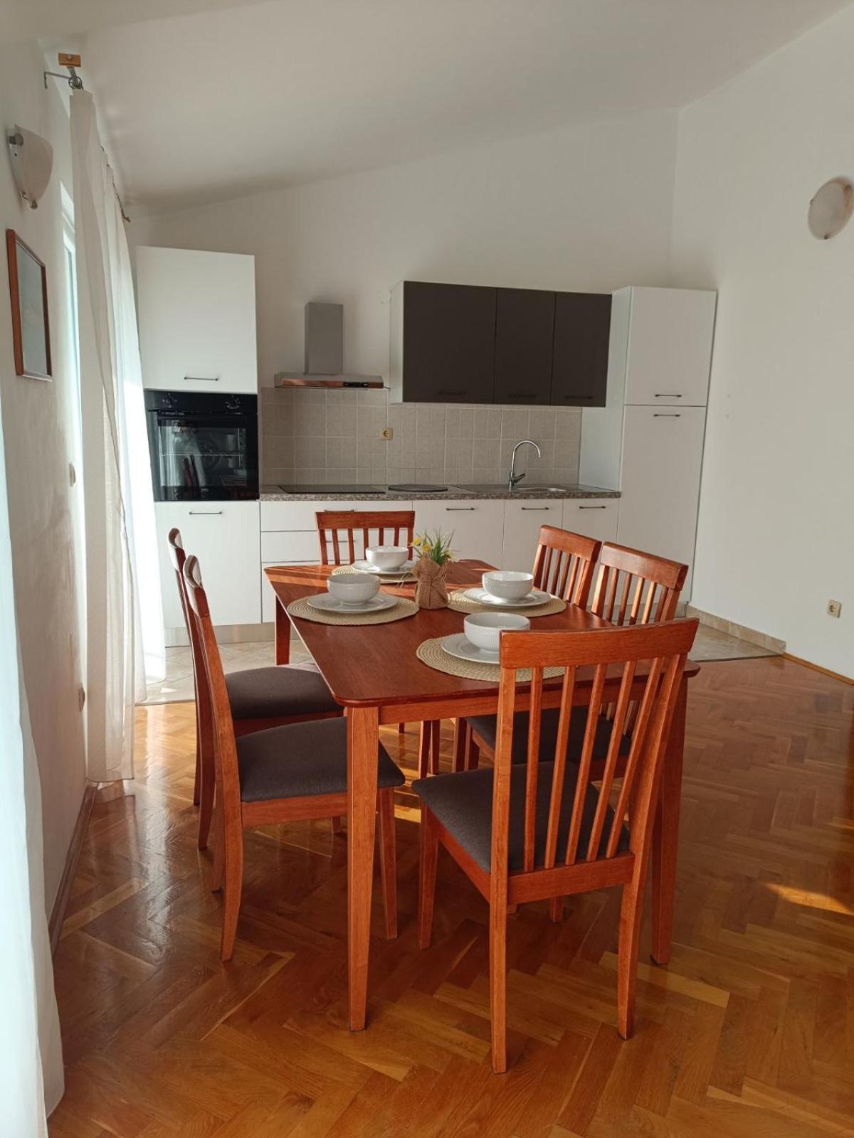 Apartmani Ljubo Примоштен Экстерьер фото